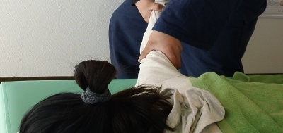 肘関節の歪みに対しての矯正